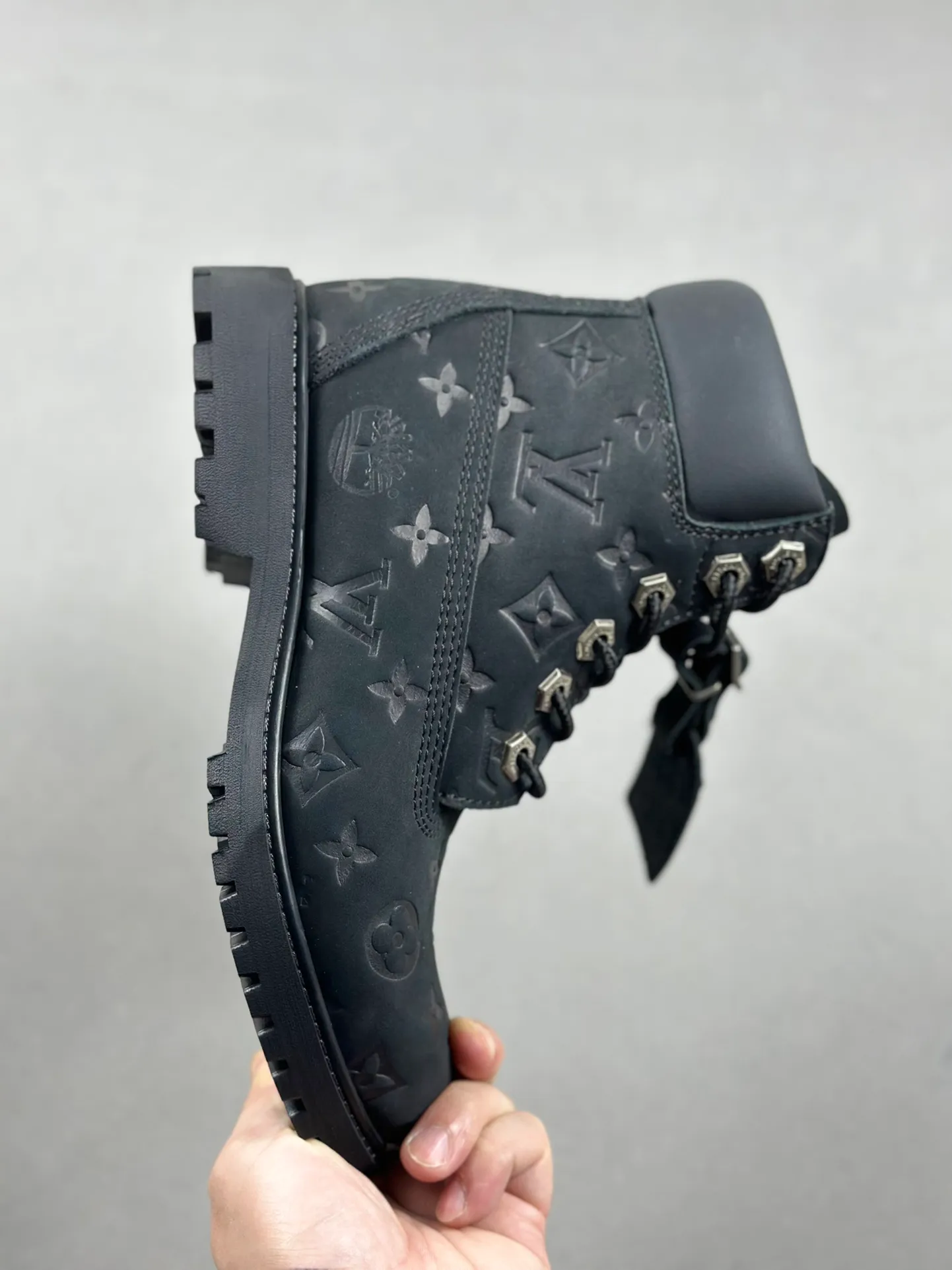 Local pick-up 💰1100 supports delivery. The same style of Jiaer is pure and original. Produced by Zhongshan Factory. Louis Vuitton As the first collaboration between the two parties, this shoe redefines the classic design of Timberland's 6-inch rhubarb boots. Timberland/Timberland's 6-inch full-print presbyopic rhubarb boots pay homage to the classic yellow boot shape of the 1996 Grandmaster Flash. Original hardware molded lace buckles. Newly upgraded top-notch craftsmanship. OEM by Zhongshan factory. Original imported leather - independent private mold outsole, correct logo, non-market wrong version. Original and consistent full-grain nubuck leather collar, all-cow lining, brand new original packaging shoe box, exclusive supply to the market, official item number: 1AD7YN, size: 35 36 37 38 39 40 41 42 43 44 45 46